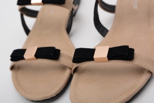 【公式】レディース靴の通販 shop kilakila（キラキラ）本店　女性らしいリボンデザインのスナップボタン式アンクルストラップぺたんこサンダル◎シンプルかつゴージャスなフラットシューズなレディース靴